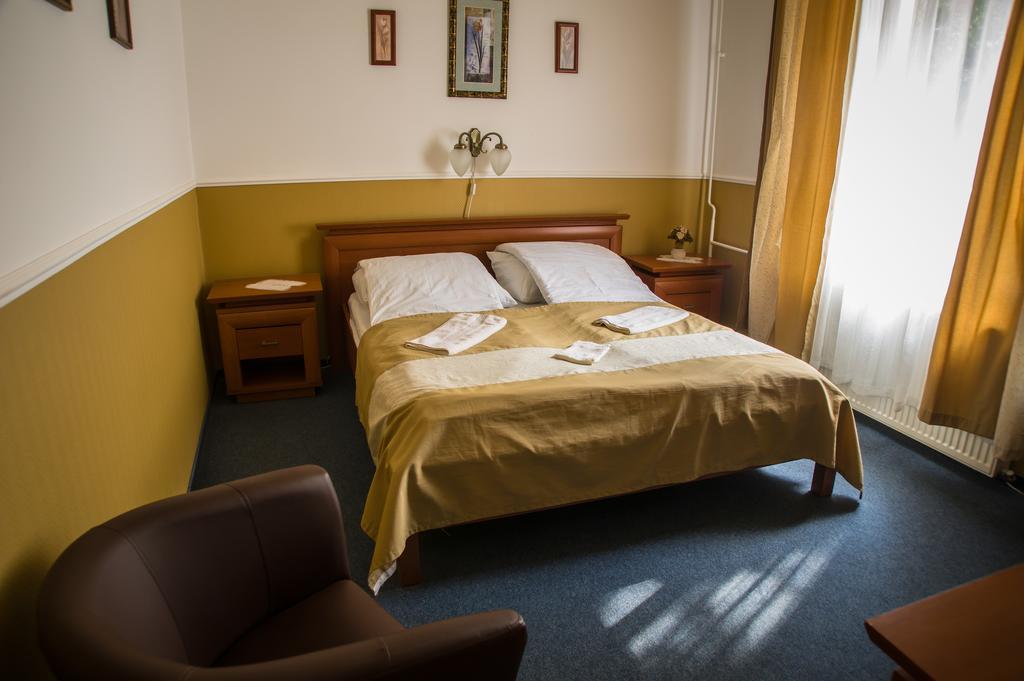 Ambrozia Szallashely Es Etterem Miskolc Exteriör bild