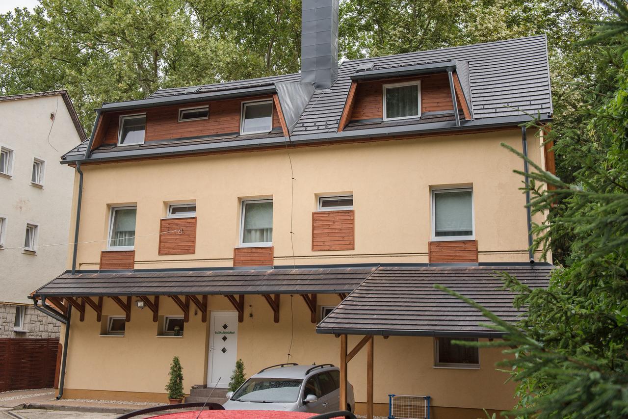 Ambrozia Szallashely Es Etterem Miskolc Exteriör bild