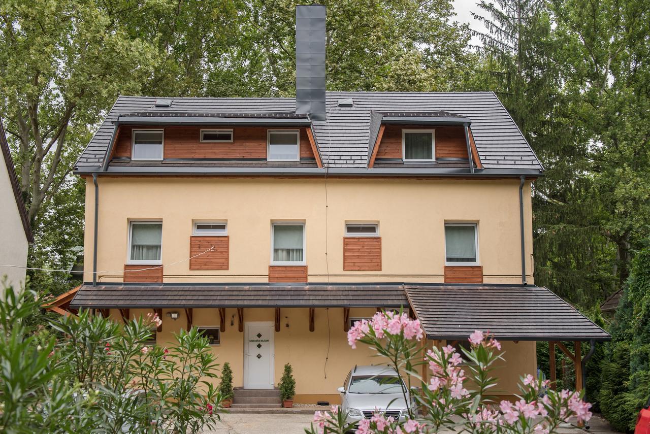 Ambrozia Szallashely Es Etterem Miskolc Exteriör bild